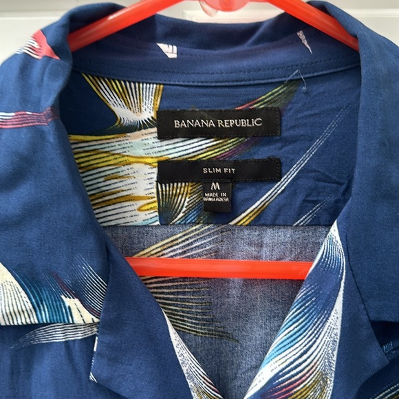 Men's size medium Banana Republic Hawaiian print shirt. Excellent condition. - Picture 2 of 5